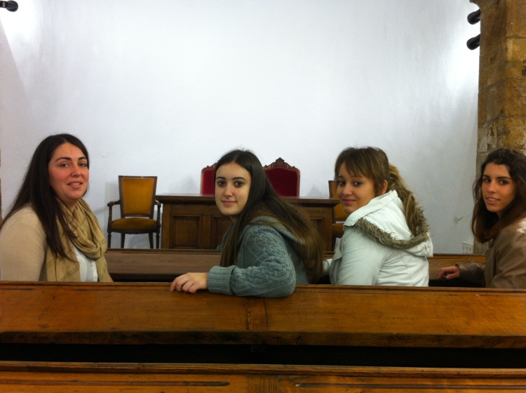 Sesión con Cristina, responsable de la Oficina de Turismo de Salas, en la capilla del Palacio Valdés-Salas